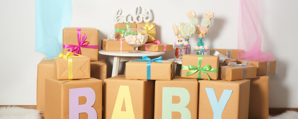 Prezenty przygotowane na baby shower, zapakowane w ozdobny papier.